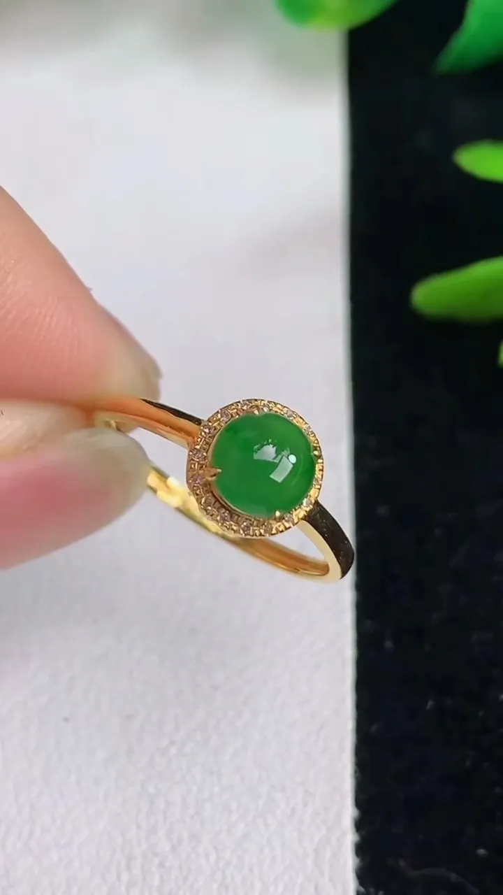 天然A货翡翠蛋面戒指，尺寸18.4-5.6，重量:1.26g2025年6月15日
工厂直销收藏佳品,种好水足，色泽均匀，有种有色，上手高大气！