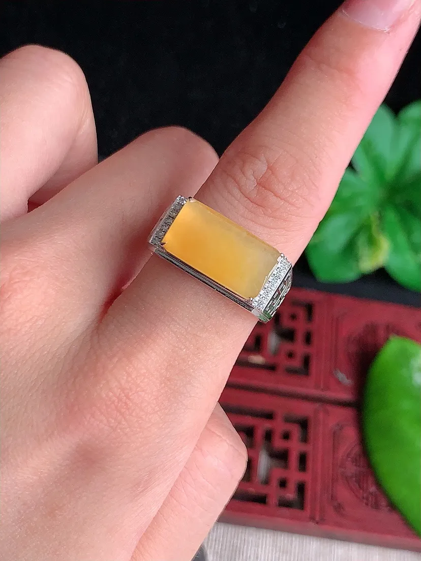 天然A货翡翠18K金伴钻镶嵌黄翡马鞍戒指 圈口19.3裸石尺寸14.3×7.4mm 重量4.28g 0613