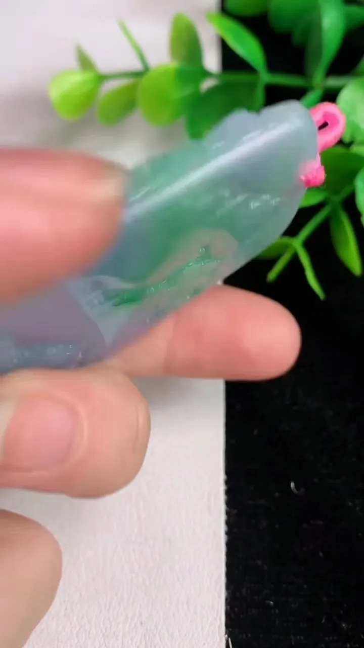 天然A货翡翠春带彩紫罗兰山水牌吊坠，尺寸68.4-40.3-5.4，重量:37.42g
6月15日