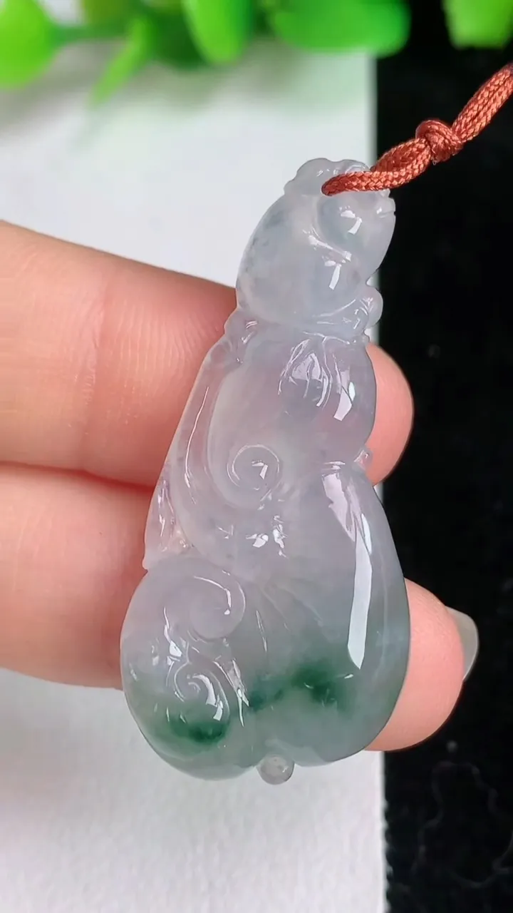 天然A货翡翠飘花如意吊坠，尺寸40.7-19-5.8，重量:6.88g
6月15日