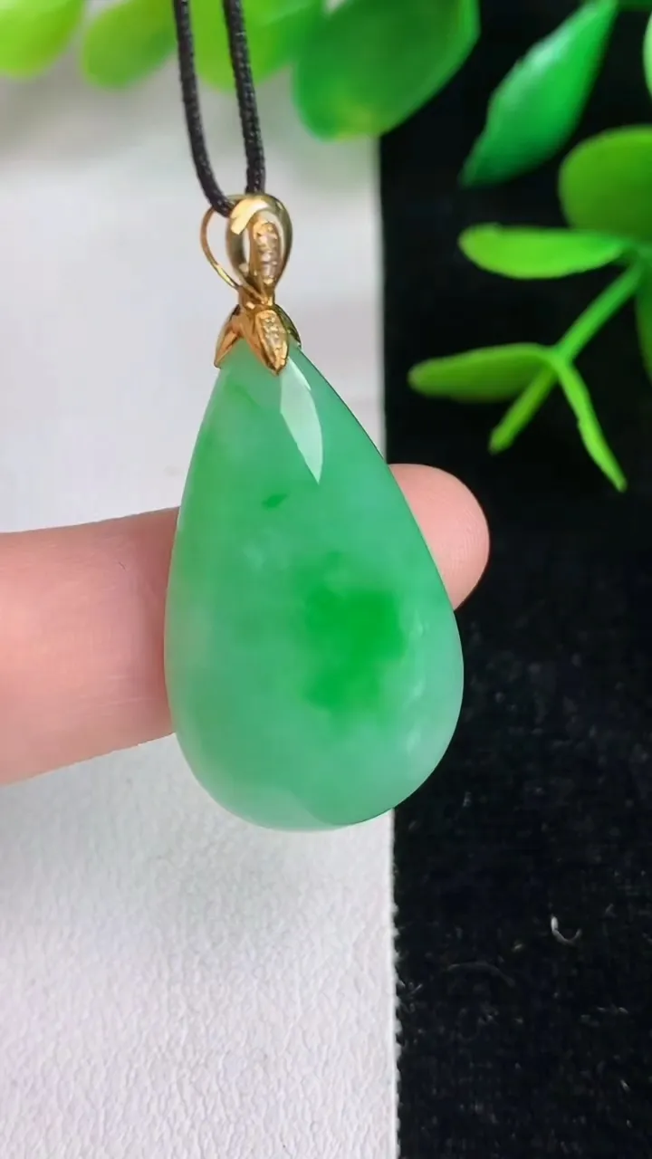天然A货翡翠水滴吊坠，尺寸29.6-17.3-5.4，重量:6.10g
6月15日