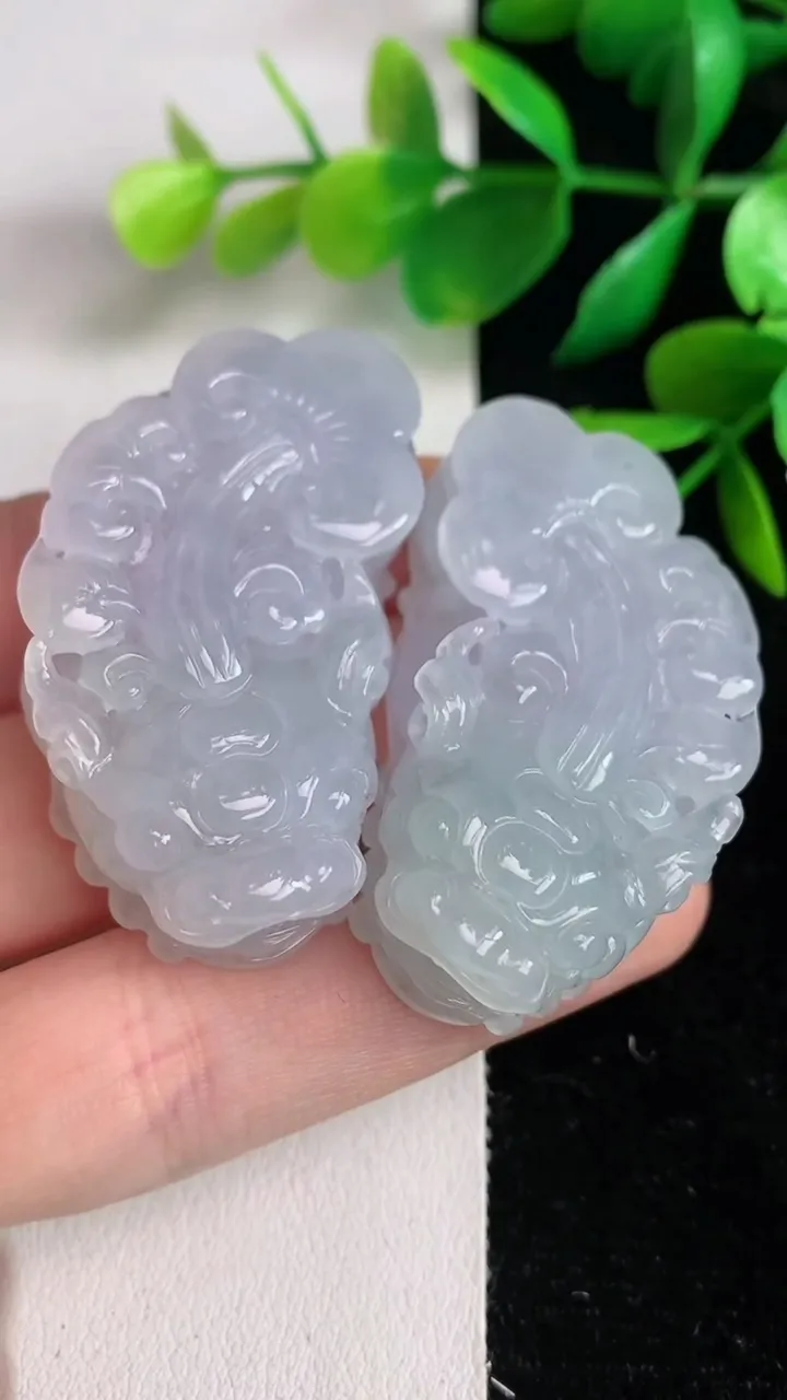 天然A货翡翠貔貅吊坠一对，尺寸45.5-24-13，重量:64.56g
6月15日