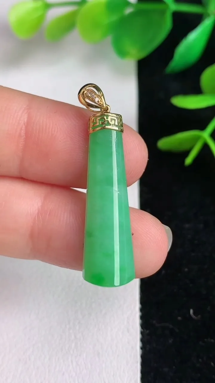 天然A货翡翠平安柱吊坠，尺寸28.8-9-5，重量:2.81g
6月15日