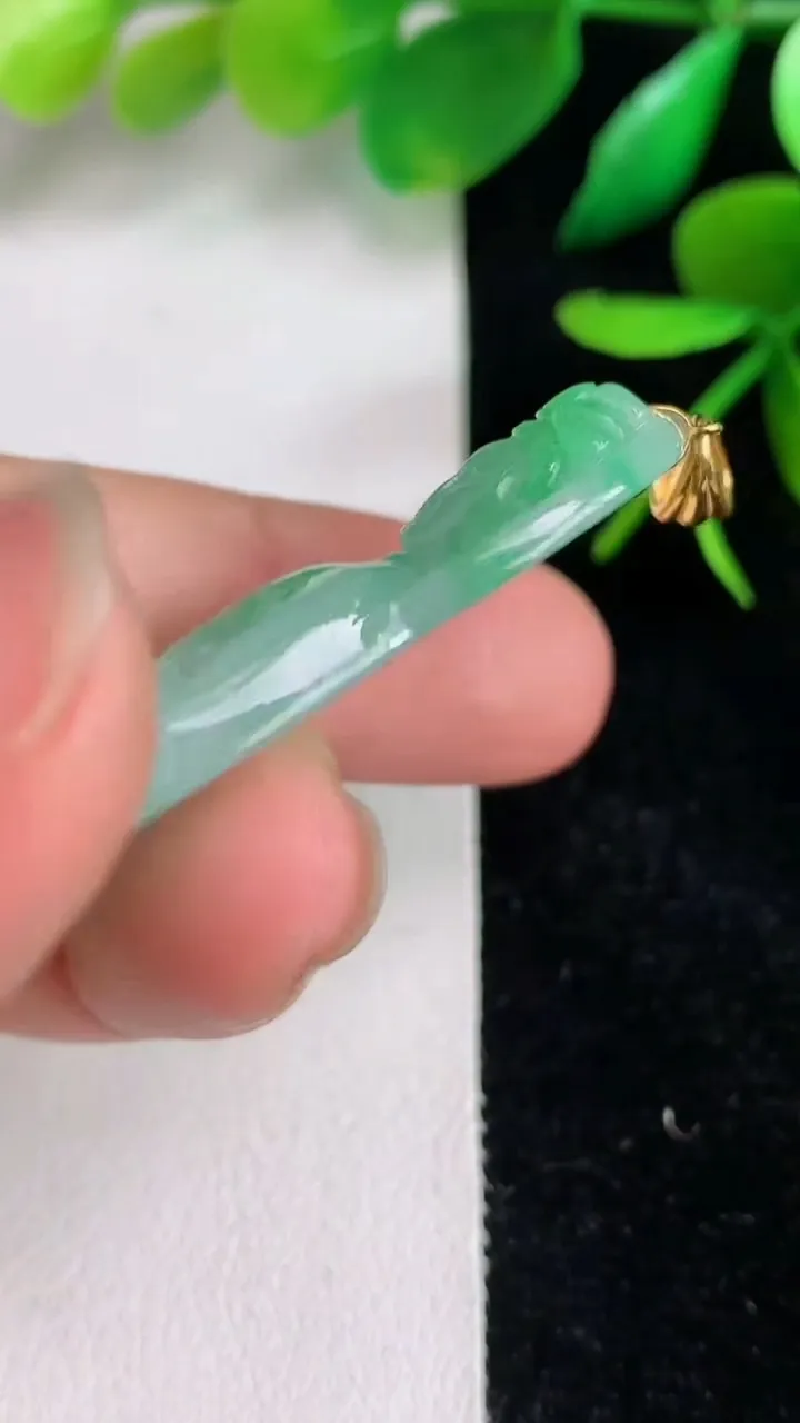 天然A货翡翠素衣观音菩萨吊坠，尺寸42.5-24-5.3，重量:10.46g
6月15日