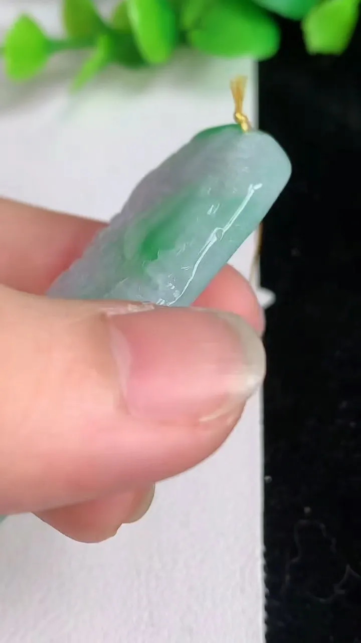 天然A货翡翠山水牌吊坠，尺寸54.7-23-5，重量:17.2g
6月15日