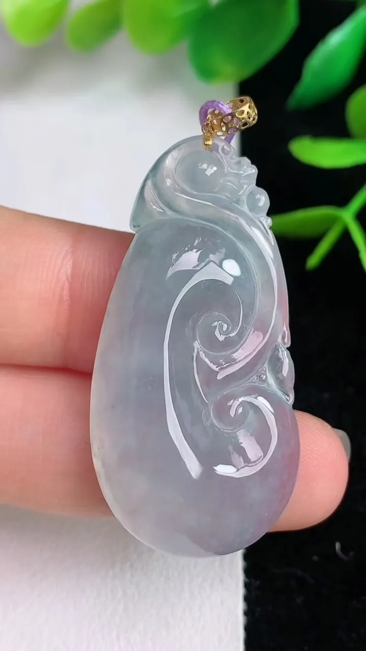 天然A货翡翠如意吊坠，尺寸39.6-20.2-7，重量:7.79g
6月15日