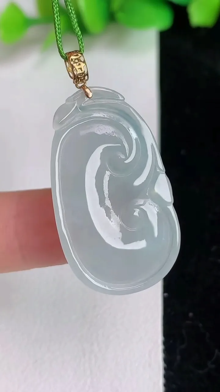 天然A货翡翠如意吊坠，尺寸33.6-18.5-4.4，重量:5.37g
6月15日