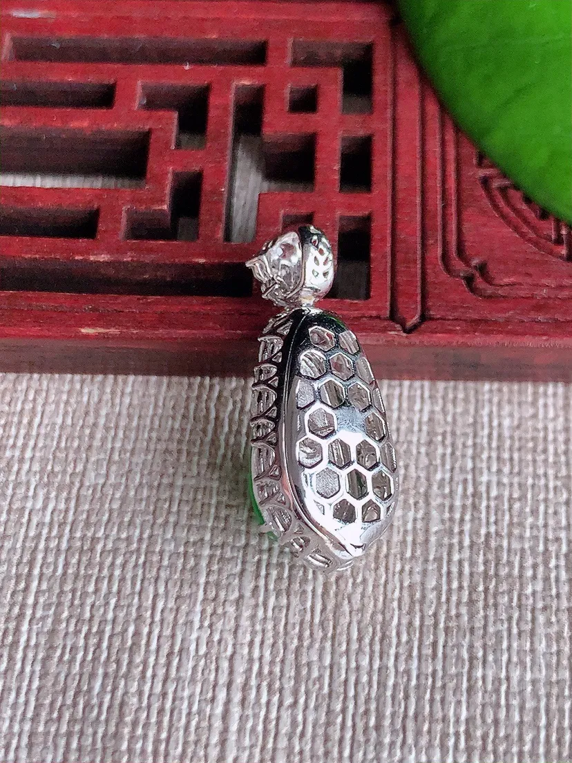 天然A货翡翠18K金伴甜绿四季豆福豆平安豆吊坠尺寸25.2×11×9裸石14.5×7.6m量3.60