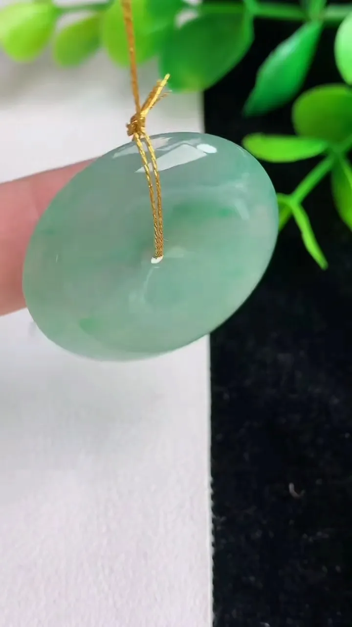 天然A货翡翠平安扣吊坠，尺寸28.2-5.5，重量:9.29g
6月15日