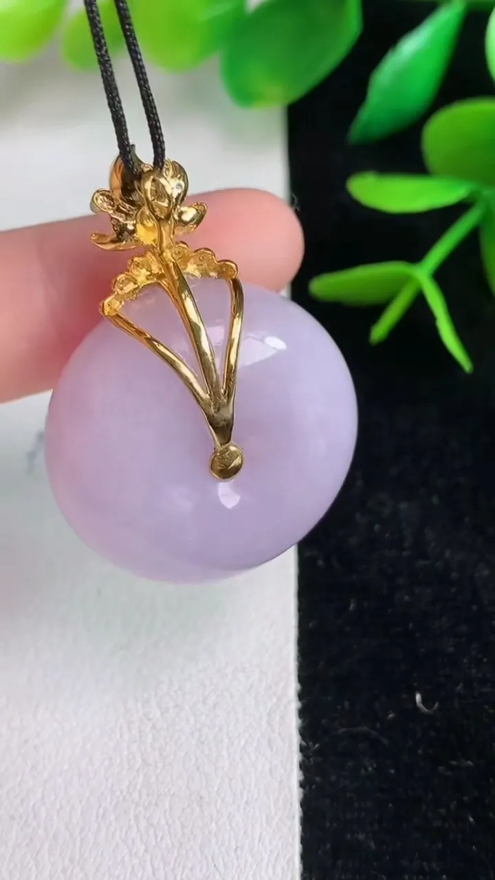 天然A货翡翠k金紫罗兰平安扣吊坠，尺寸25.5-12.5，重量:18.70g
6月15日