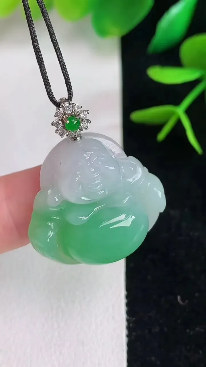 天然A货翡翠佛公吊坠，尺寸21.4-24.7-8，重量:7.40g
6月15日