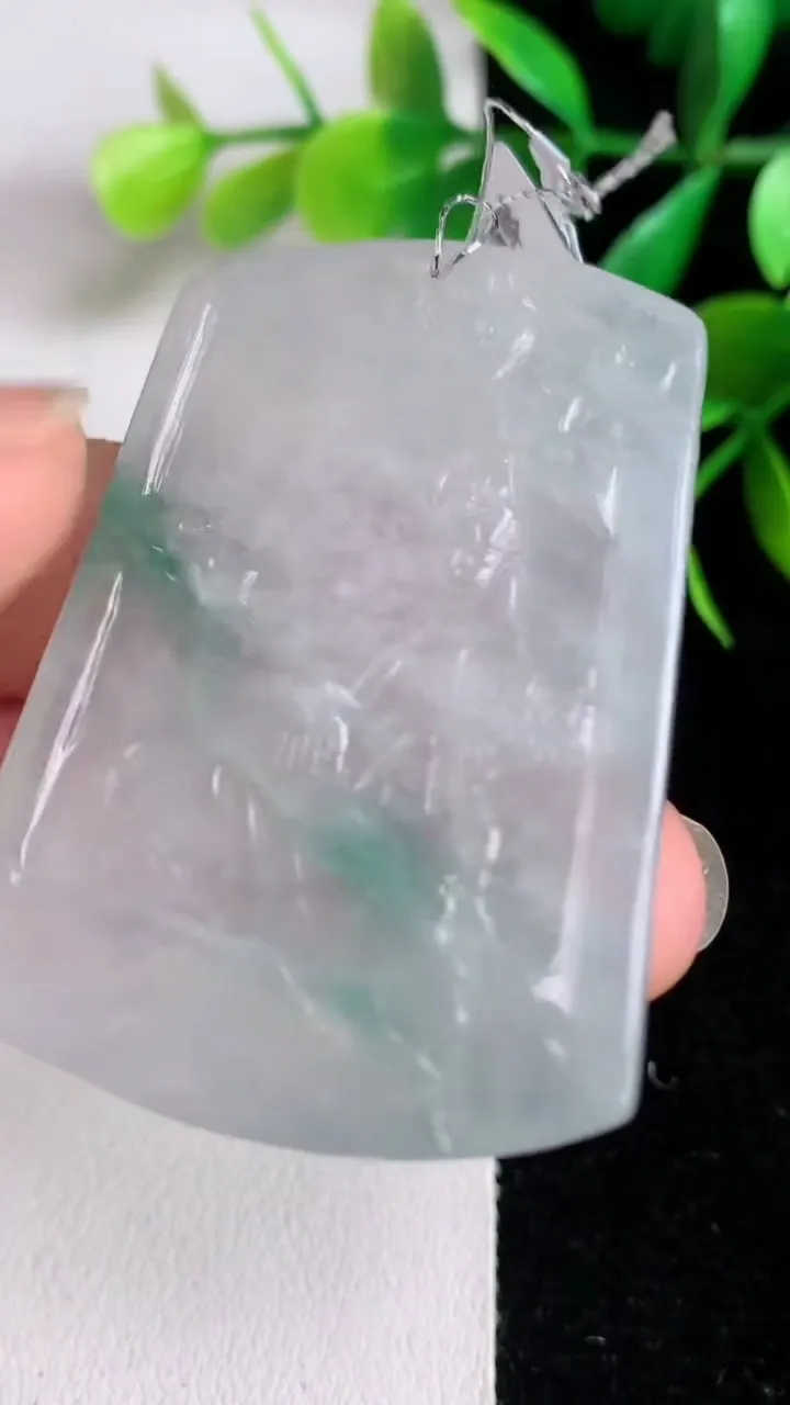 天然A货翡翠牌吊坠，尺寸49-35-6，重量:24.61g
6月15日