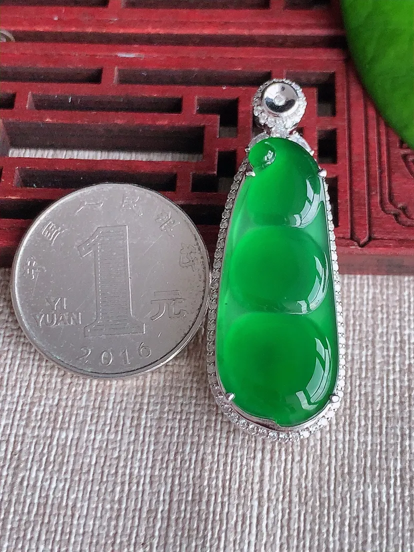天然A货翡翠18K金伴满绿四季豆福豆平安豆吊坠尺寸44×15.8×11裸石33.8×13.6m量9.11g 0613