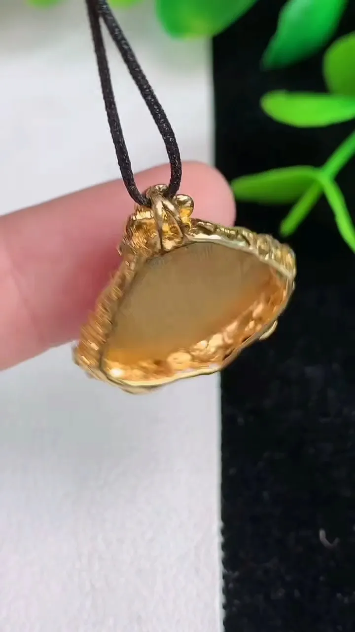天然A货翡翠白冰佛公吊坠，尺寸20-20.4-6.4，裸石13.2-17.6重量:3.43g
6月15日