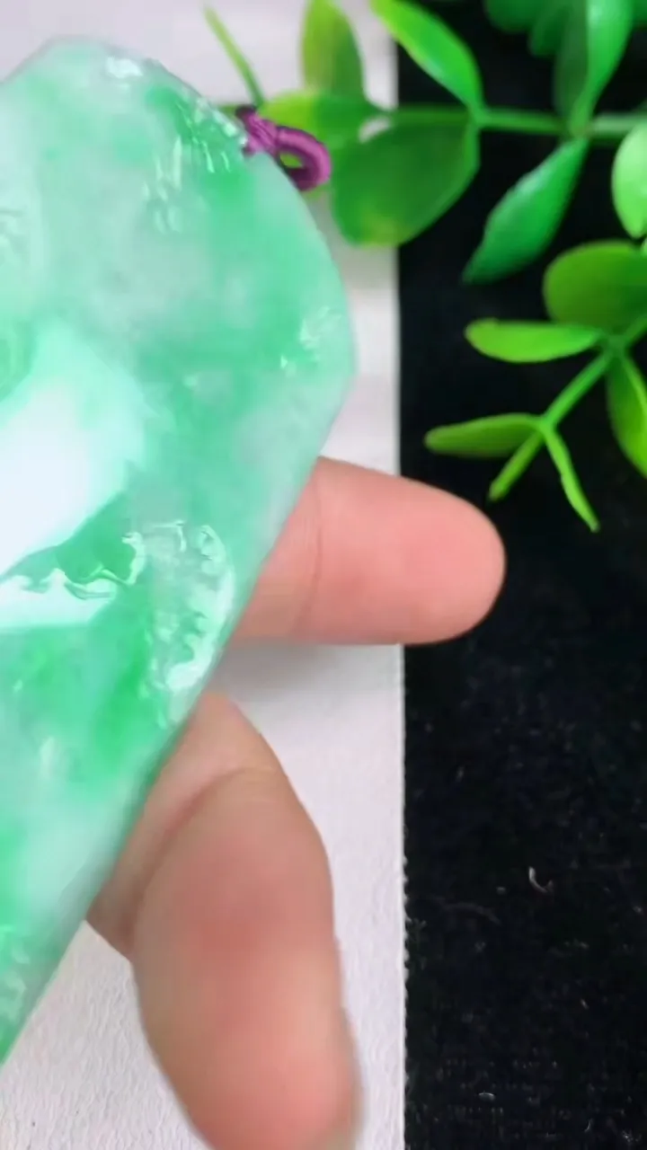天然A货翡翠山水牌吊坠，尺寸73-39.2-5.8，重量:39.00g
6月15日