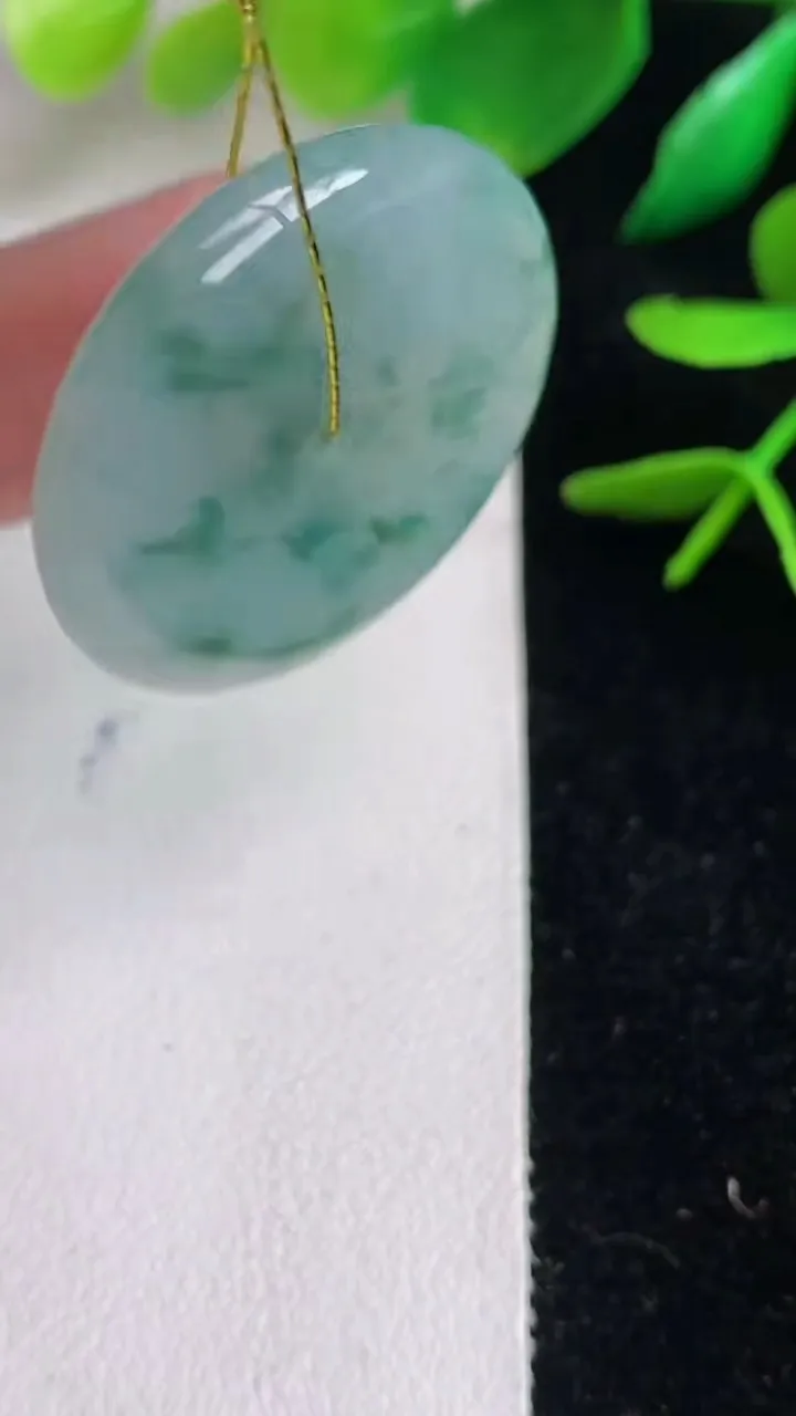 天然A货翡翠飘花平安扣吊坠，尺寸28.7-5.3，重量:10.40g
6月15日