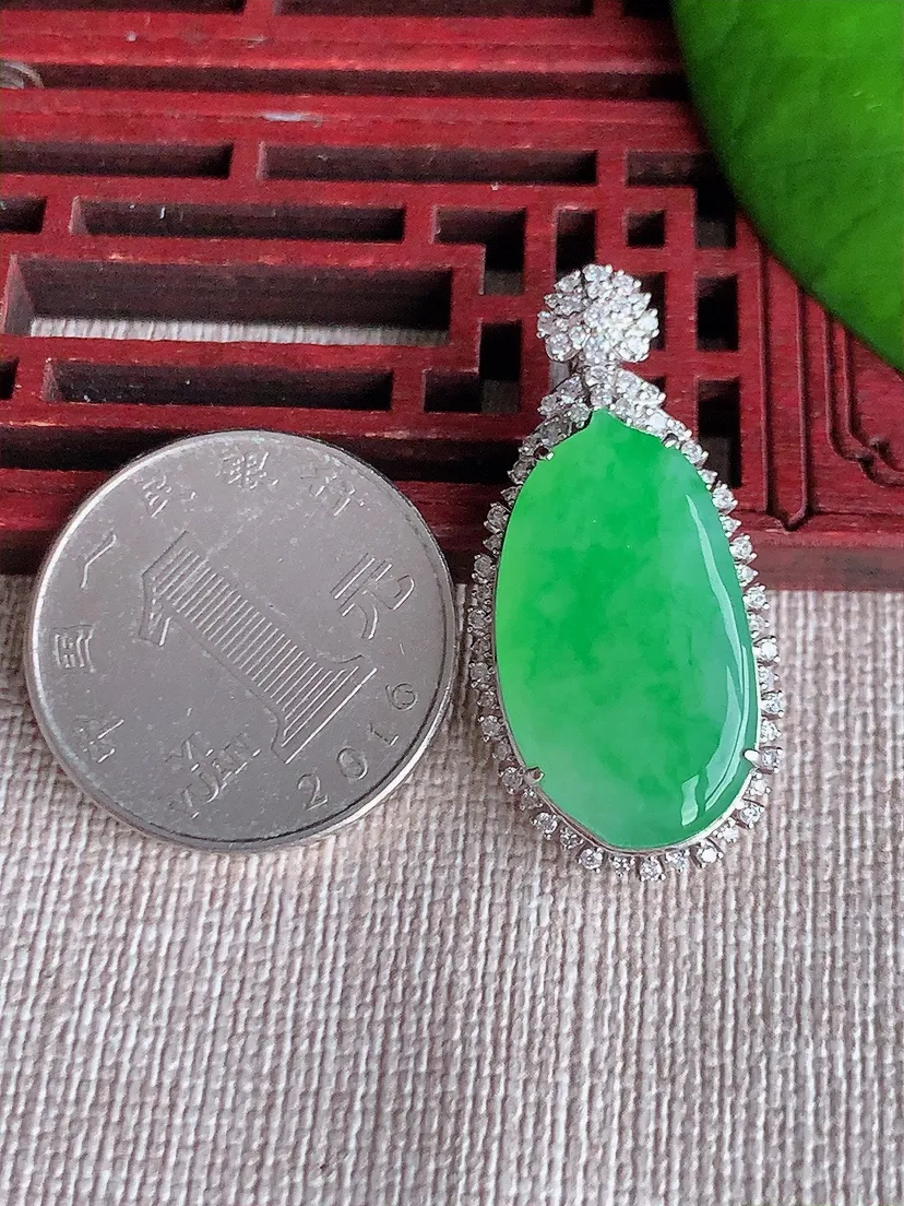 天然A货翡翠18K金伴飘绿福瓜吊坠尺寸34.8×16.7×7.6裸石24×13.5m量5.44g 0613