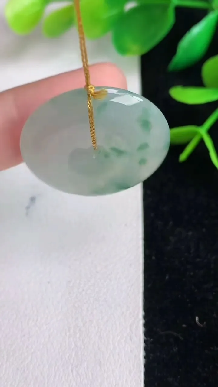 天然A货翡翠飘花平安扣吊坠，尺寸26-5.3，重量:7.70g
6月15日