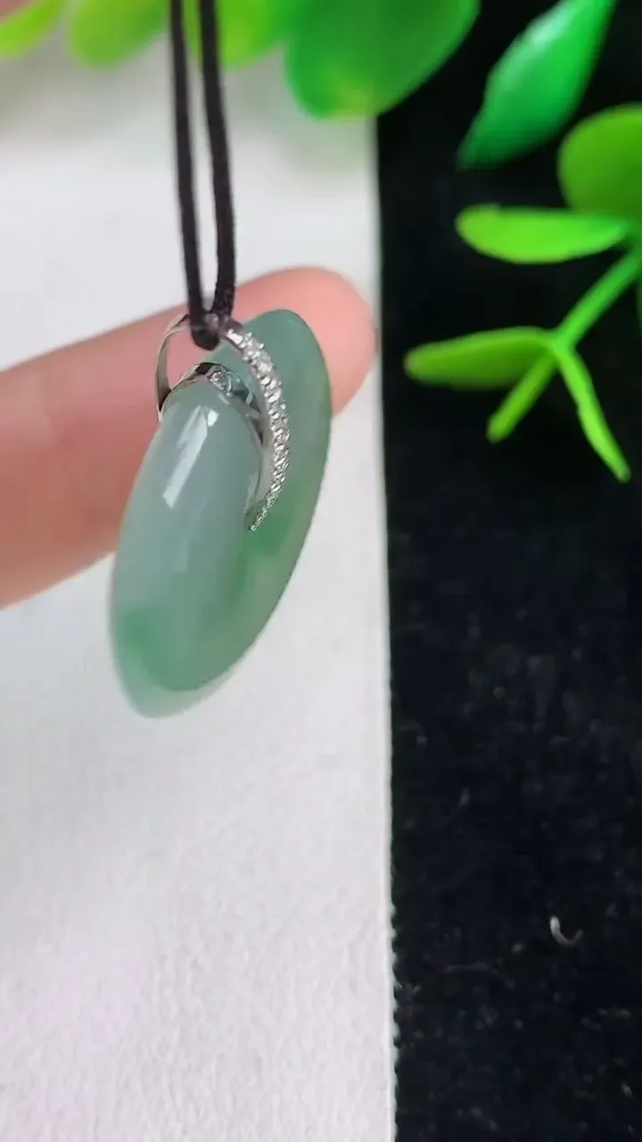 天然A货翡翠平安扣吊坠，尺寸23-5，重量:5.88g
6月15日