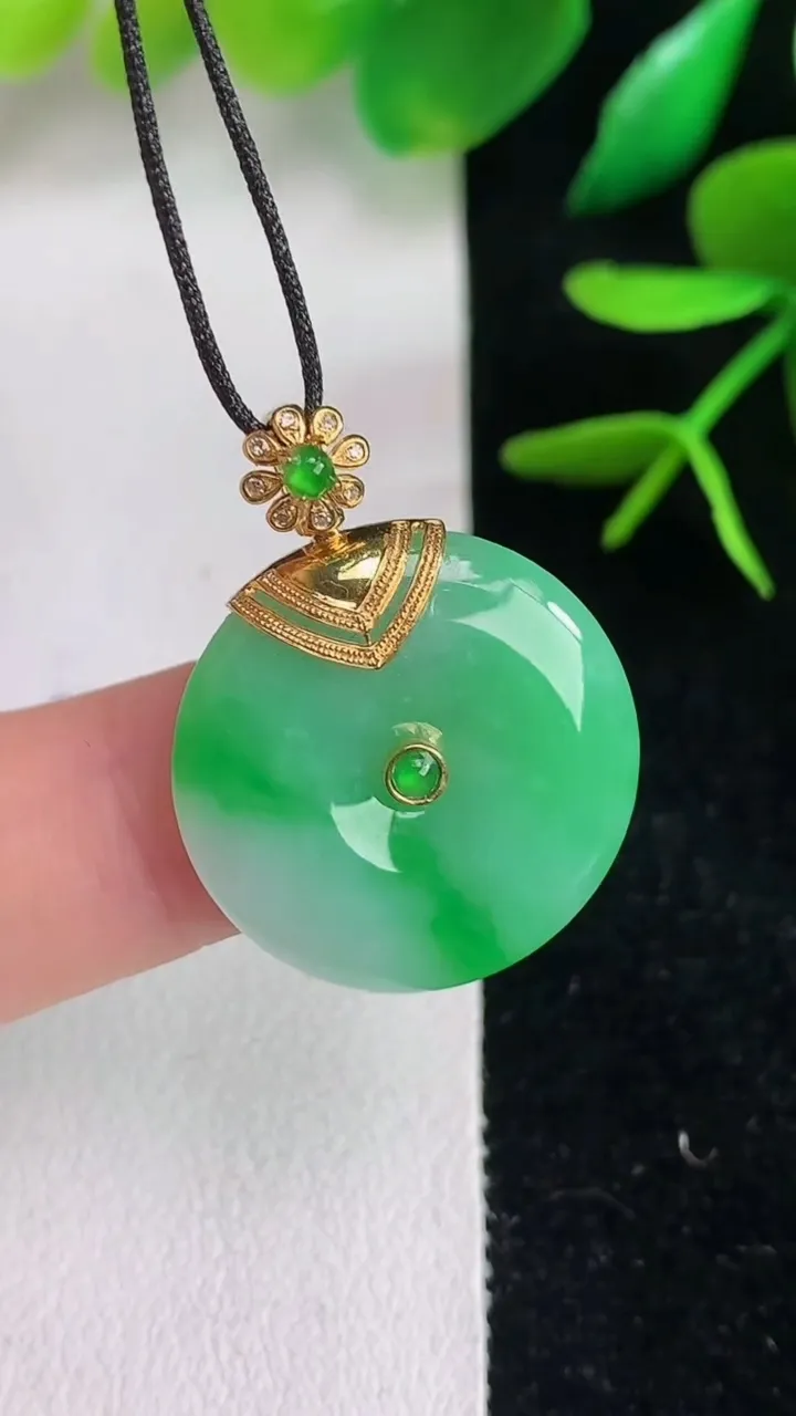 天然A货翡翠平安扣吊坠，尺寸21-3.8，重量:4.34g
6月15日