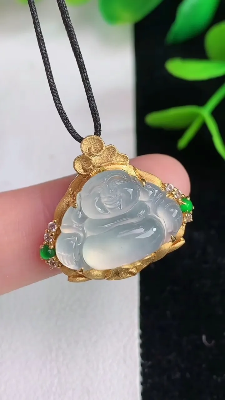 天然A货翡翠白冰佛公吊坠，尺寸20-20.4-6.4，裸石13.2-17.6重量:3.43g
6月1