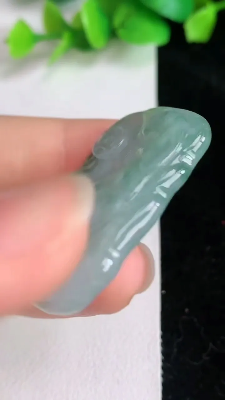 天然A货翡翠生肖狗吊坠，尺寸38-26.5-5.7，重量:12.40g
6月15日
