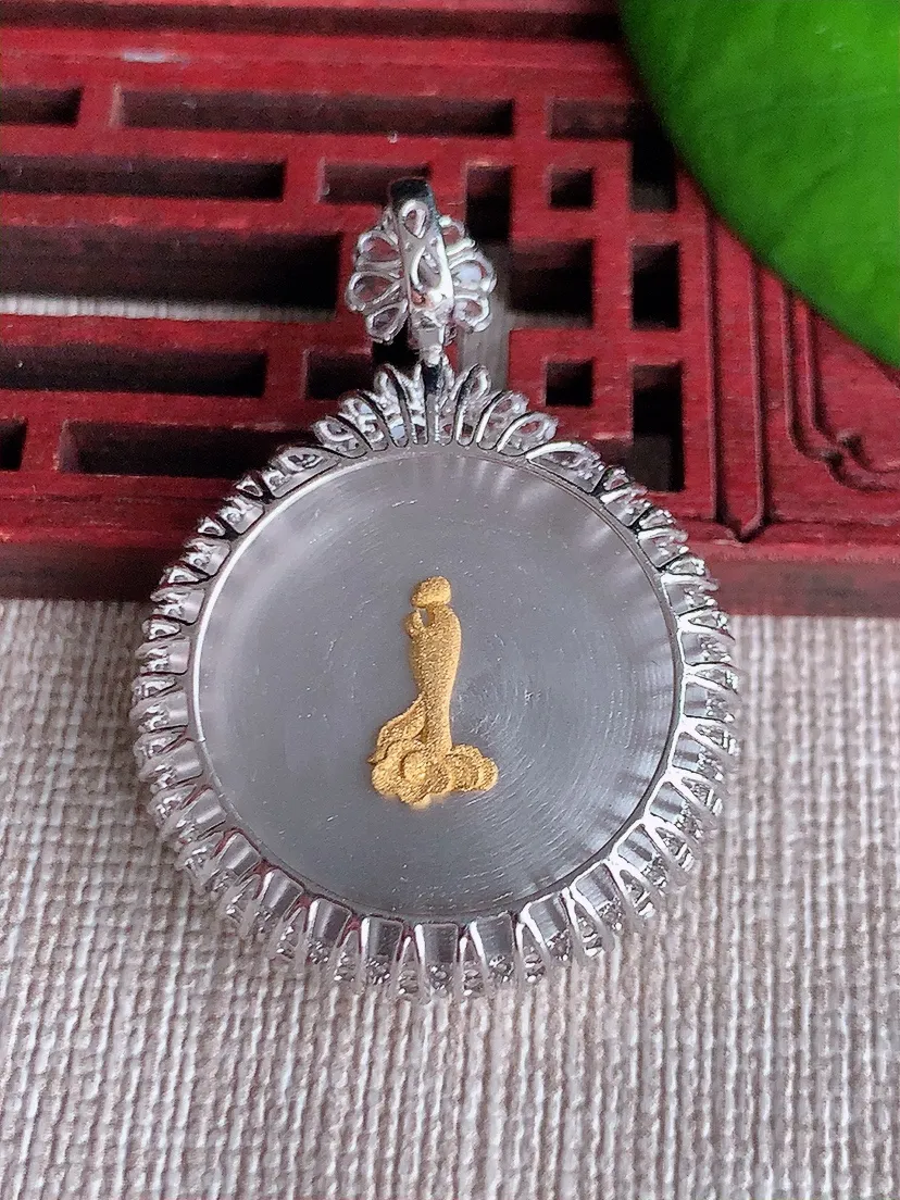 天然A货翡翠18K金伴满绿无事牌吊坠尺寸39×27.6×6.2裸石24.3m量8.90g 0613