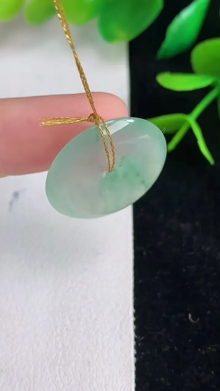 天然A货翡翠平安扣吊坠，尺寸22-4.4，重量:4.47g
6月15日