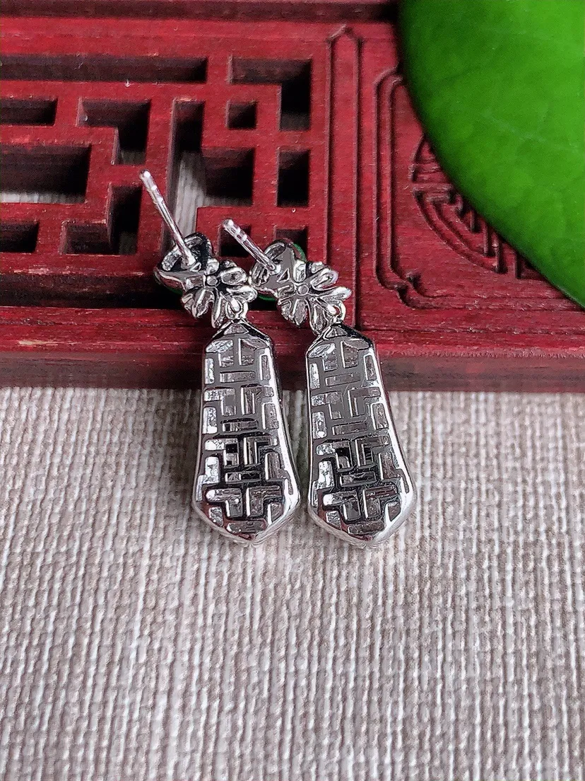 天然A货翡翠18K金伴钻镶嵌满绿无事牌耳坠 尺寸9.6×4.3×4.7mm 重量4.27g 0613