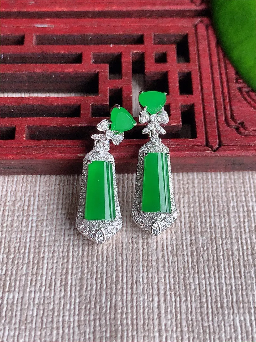 天然A货翡翠18K金伴钻镶嵌满绿无事牌耳坠 尺寸9.6×4.3×4.7mm 重量4.27g 0613