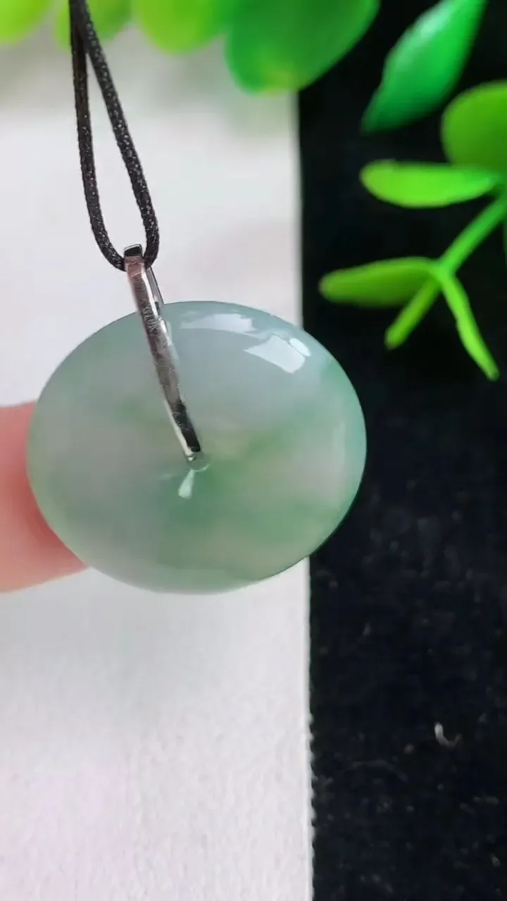 天然A货翡翠平安扣吊坠，尺寸23-5，重量:5.88g
6月15日