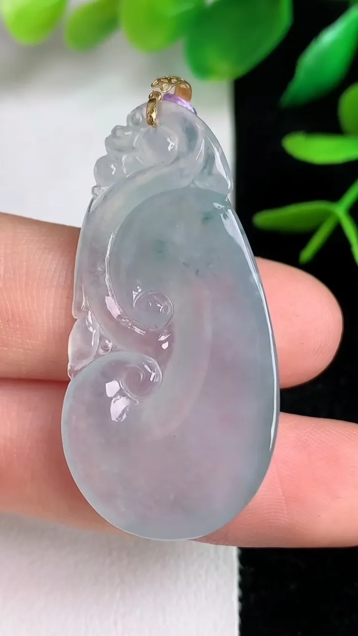 天然A货翡翠如意吊坠，尺寸39.6-20.2-7，重量:7.79g
6月15日