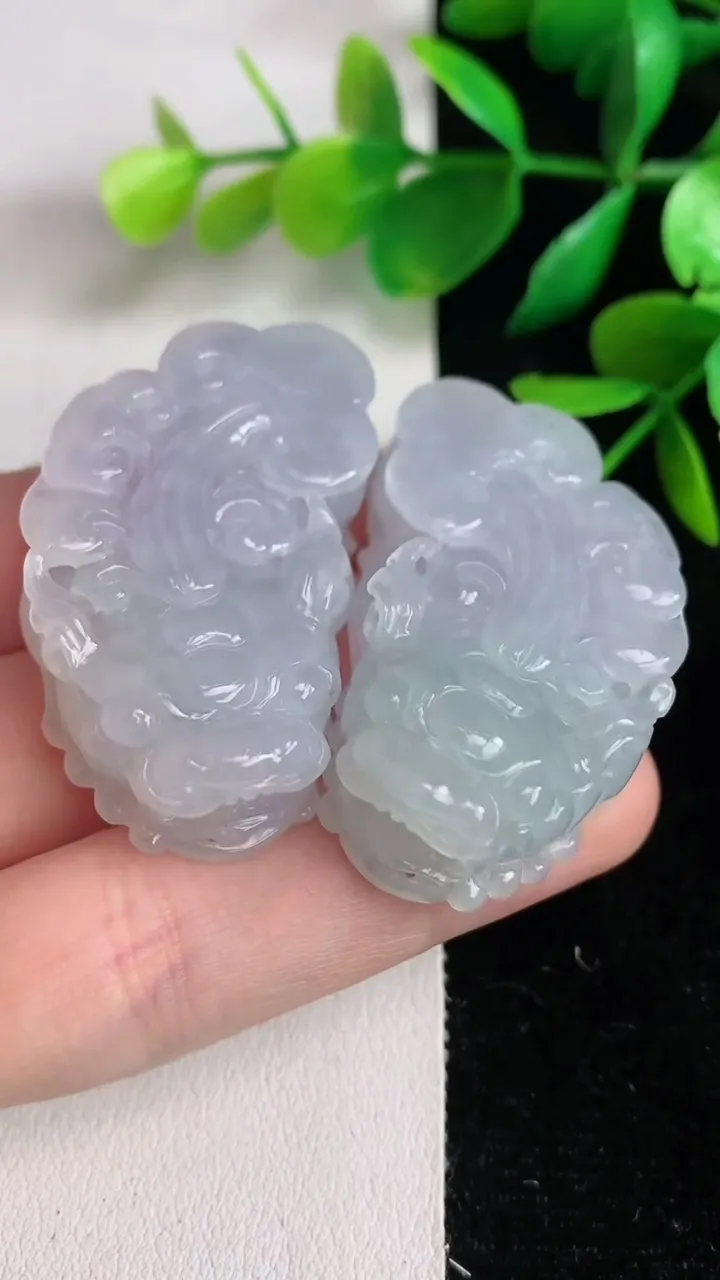 天然A货翡翠貔貅吊坠一对，尺寸45.5-24-13，重量:64.56g
6月15日