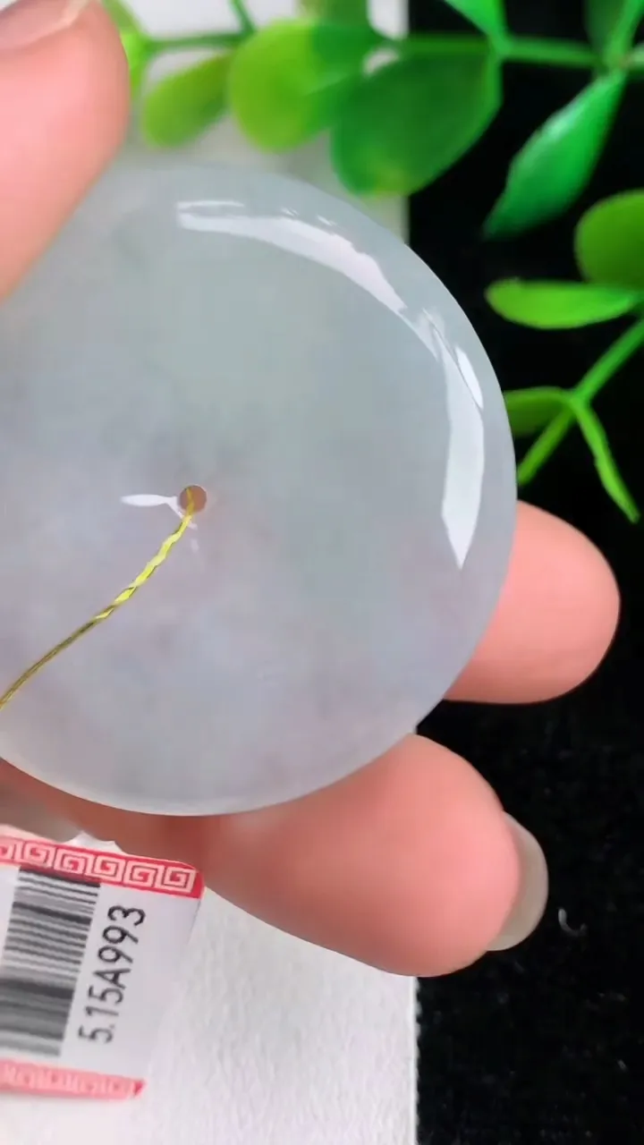 天然A货翡翠种白冰平安扣吊坠，尺寸38.5-5，重量:16.80g
6月15日