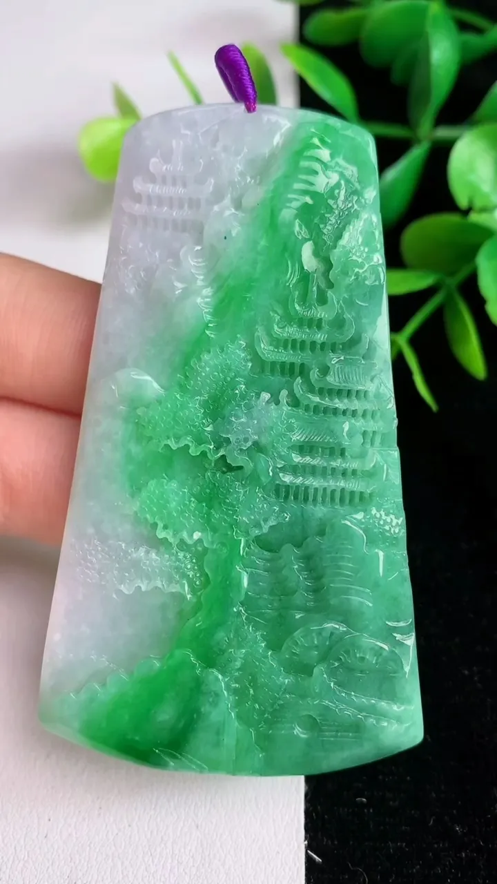 天然A货翡翠山水牌吊坠，尺寸71.5-40.5-5.8，重量:35.00g
6月15日