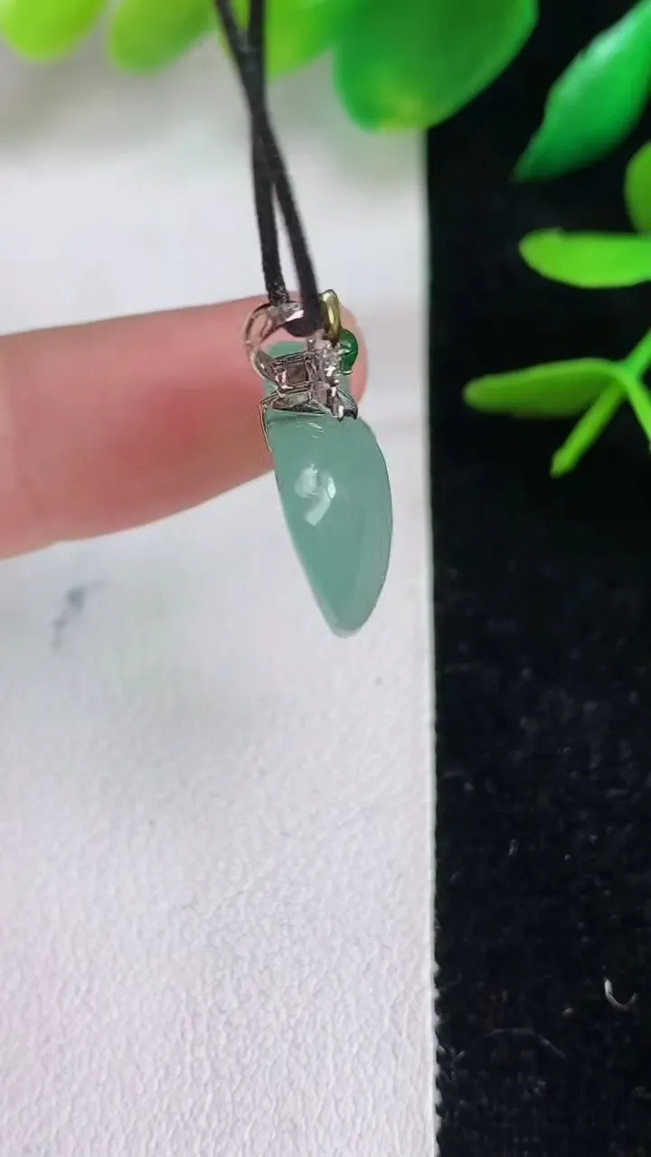 天然A货翡翠金枝玉叶叶子吊坠，尺寸19-15.5-5.4，重量:3.26g
6月15日