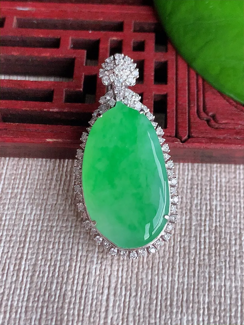 天然A货翡翠18K金伴飘绿福瓜吊坠尺寸34.8×16.7×7.6裸石24×13.5m量5.44g 0613