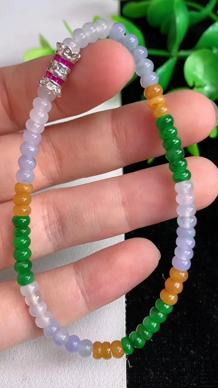 天然A货翡翠货三彩算盘珠手串，尺寸4.5-3，重量:7.25g6月15日
工厂直销收藏佳品,种好水足，色泽均匀，有种有色，上手高大气！