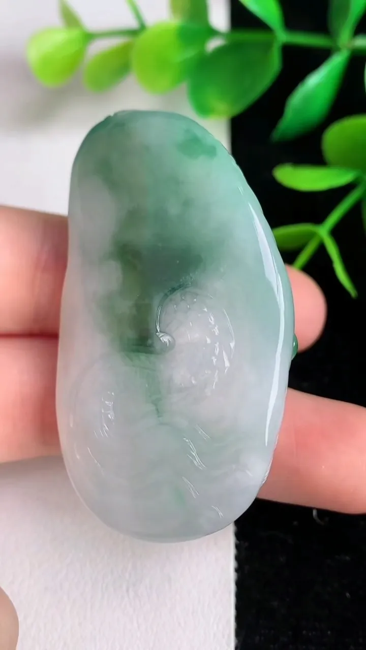 天然A货翡翠龙牌吊坠，尺寸51.2-31-18.3，重量:40.48g
6月15日