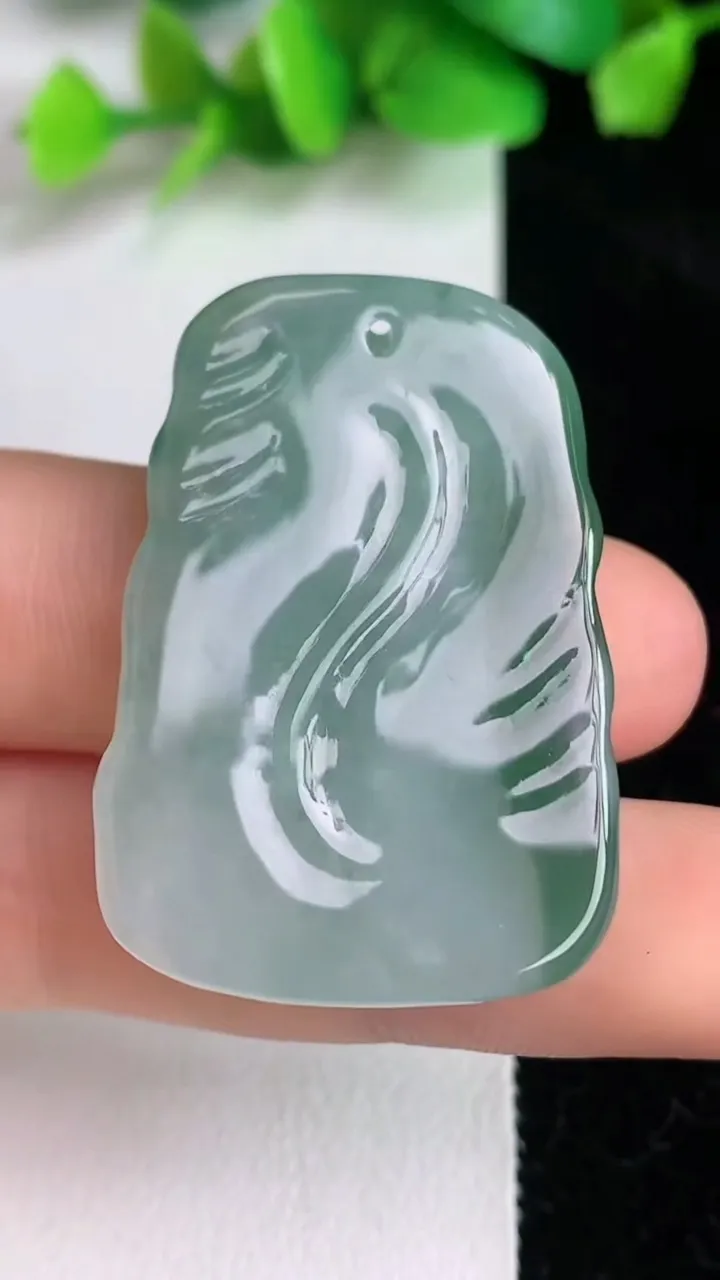 天然A货翡翠生肖狗吊坠，尺寸38-26.5-5.7，重量:12.40g
6月15日