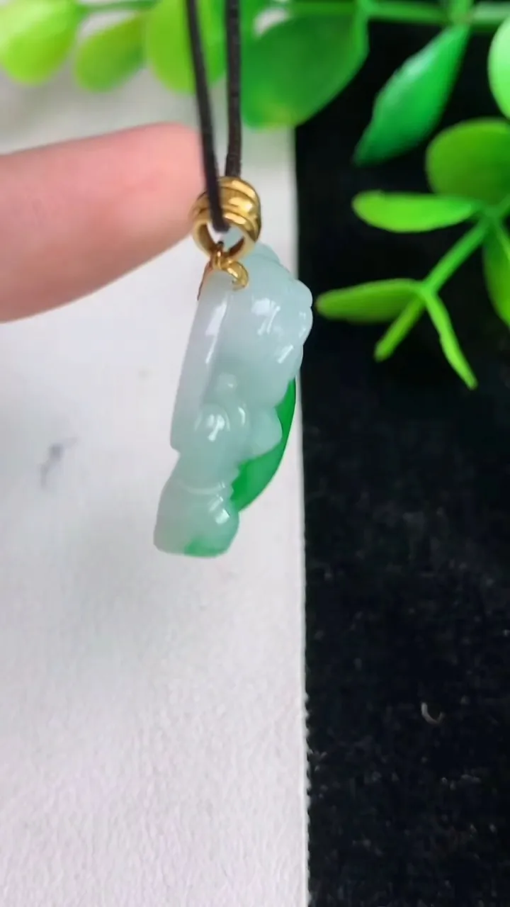 天然A货翡翠佛公吊坠，尺寸23.3-26-7.8，重量:8.02g
6月15日
