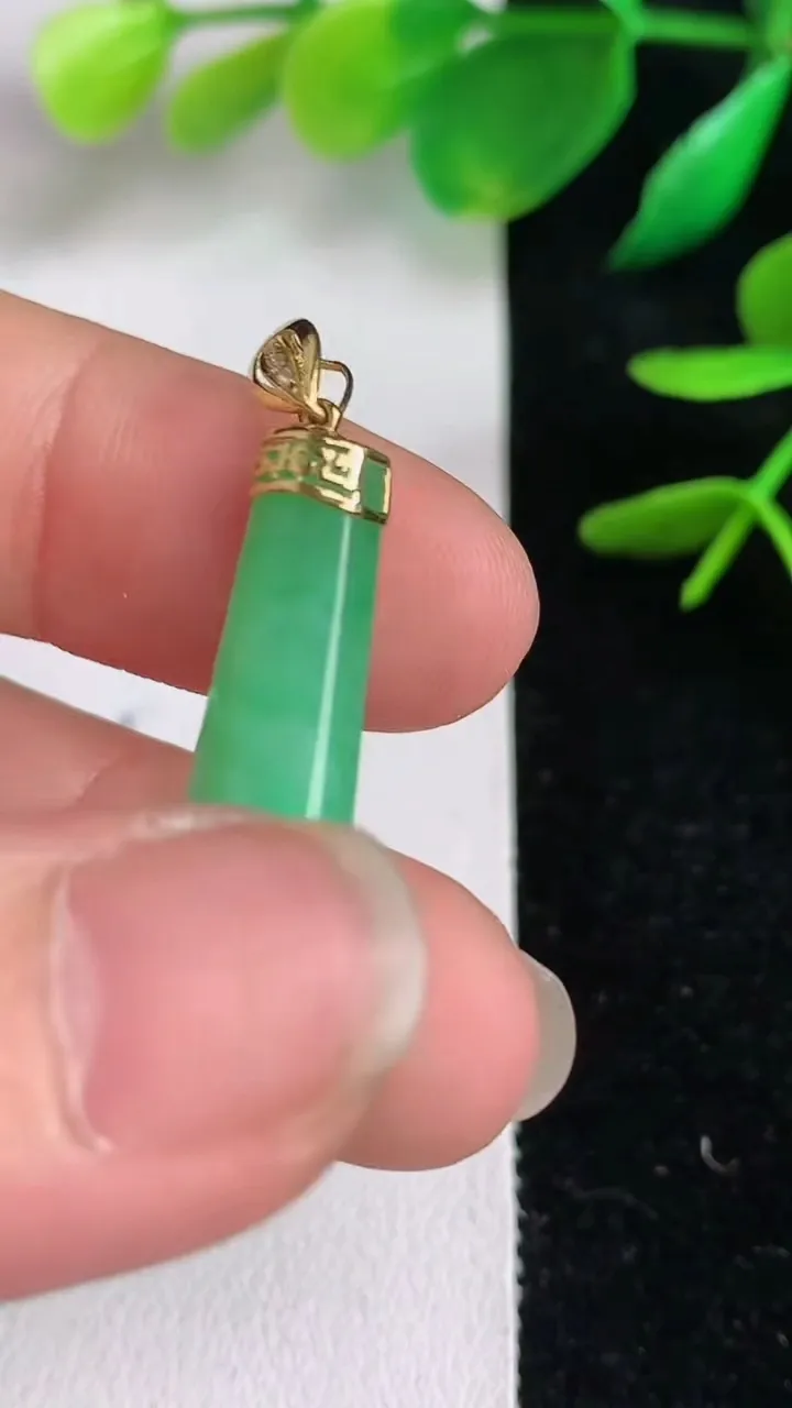 天然A货翡翠平安柱吊坠，尺寸28.8-9-5，重量:2.81g
6月15日