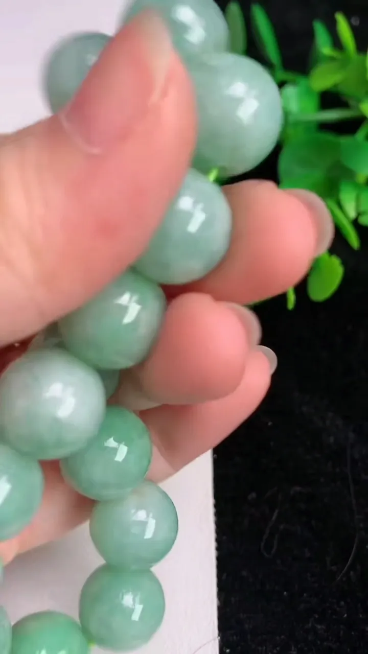 天然A货翡翠圆珠手串16颗，尺寸13.2，重:63.89g6月16日
工厂直销收藏佳品,种好水足，色泽均匀，有种有色，上手高大气！