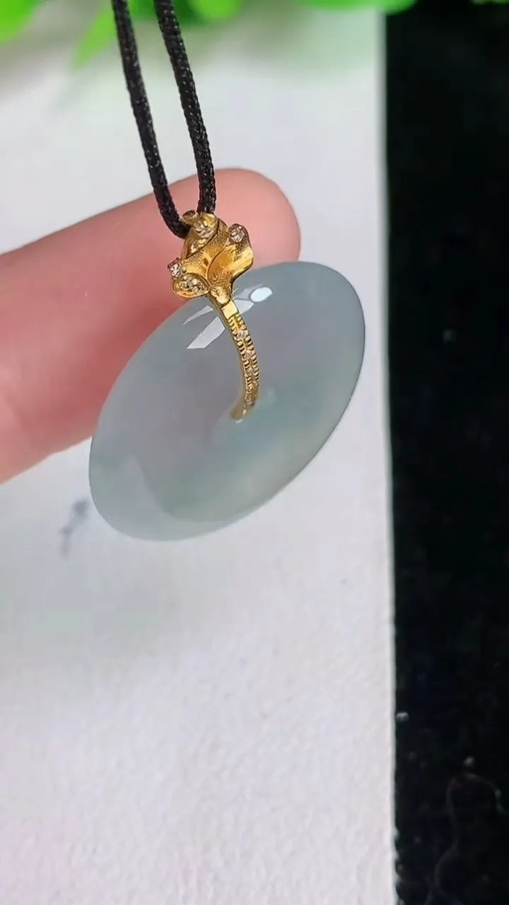 天然A货翡翠18k金飘花平安扣吊坠，尺寸22-5，重量:5.64g
6月16日