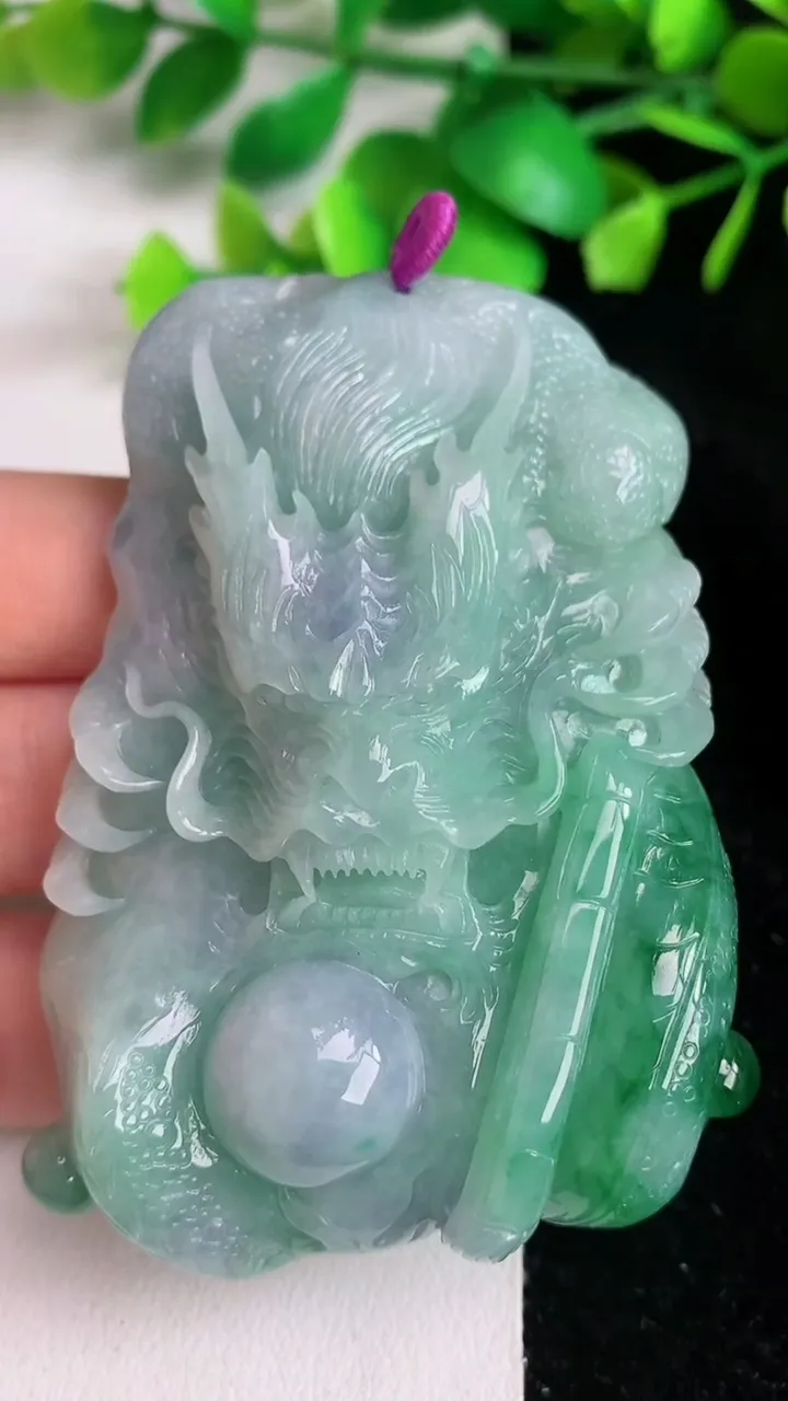天然A货翡翠春带彩紫罗兰龙牌吊坠，尺寸66.8-47-16.8，重量:103.73g
6月16日