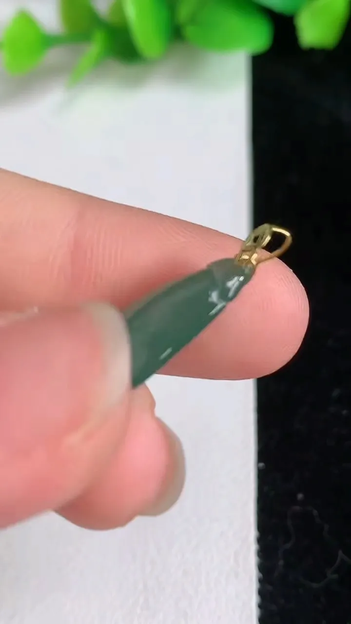 天然A货翡翠蟹钳吊坠，尺寸25.6-10.6-4，重量:2.22g
6月16日