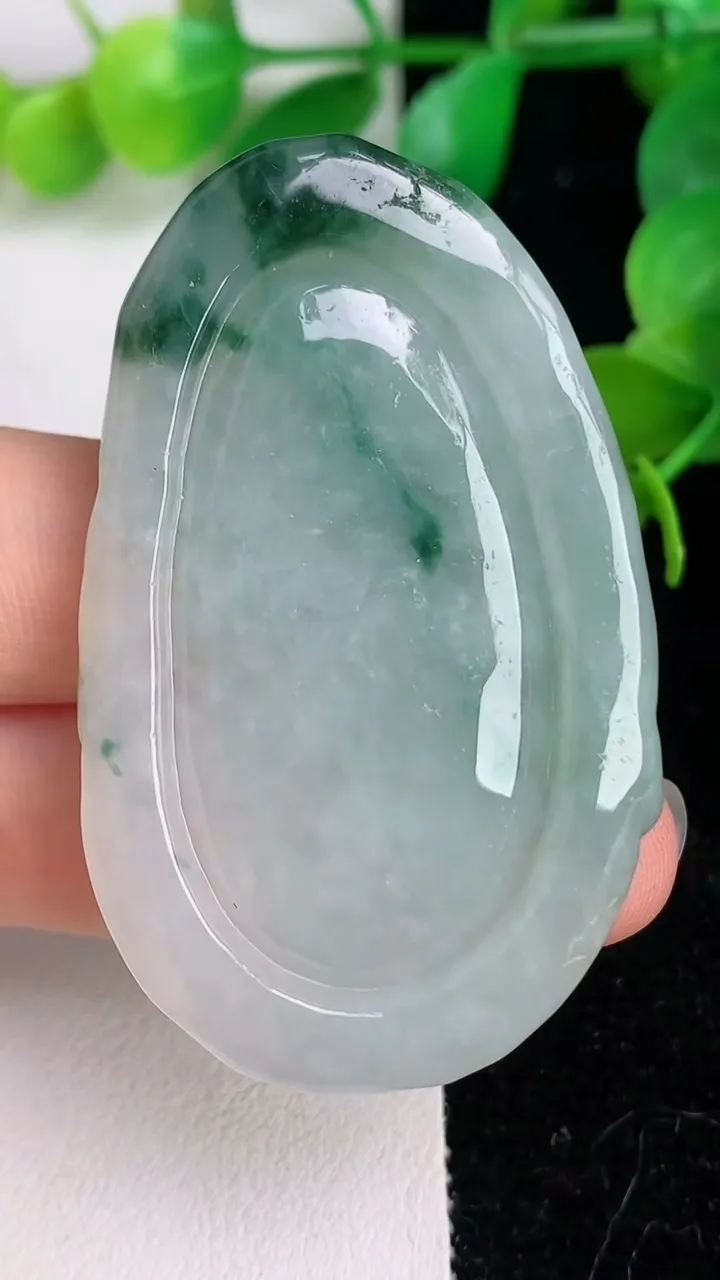 天然A货翡翠飘花龙牌吊坠，尺寸53.6-33-9.2，重:25.64g
6月16日