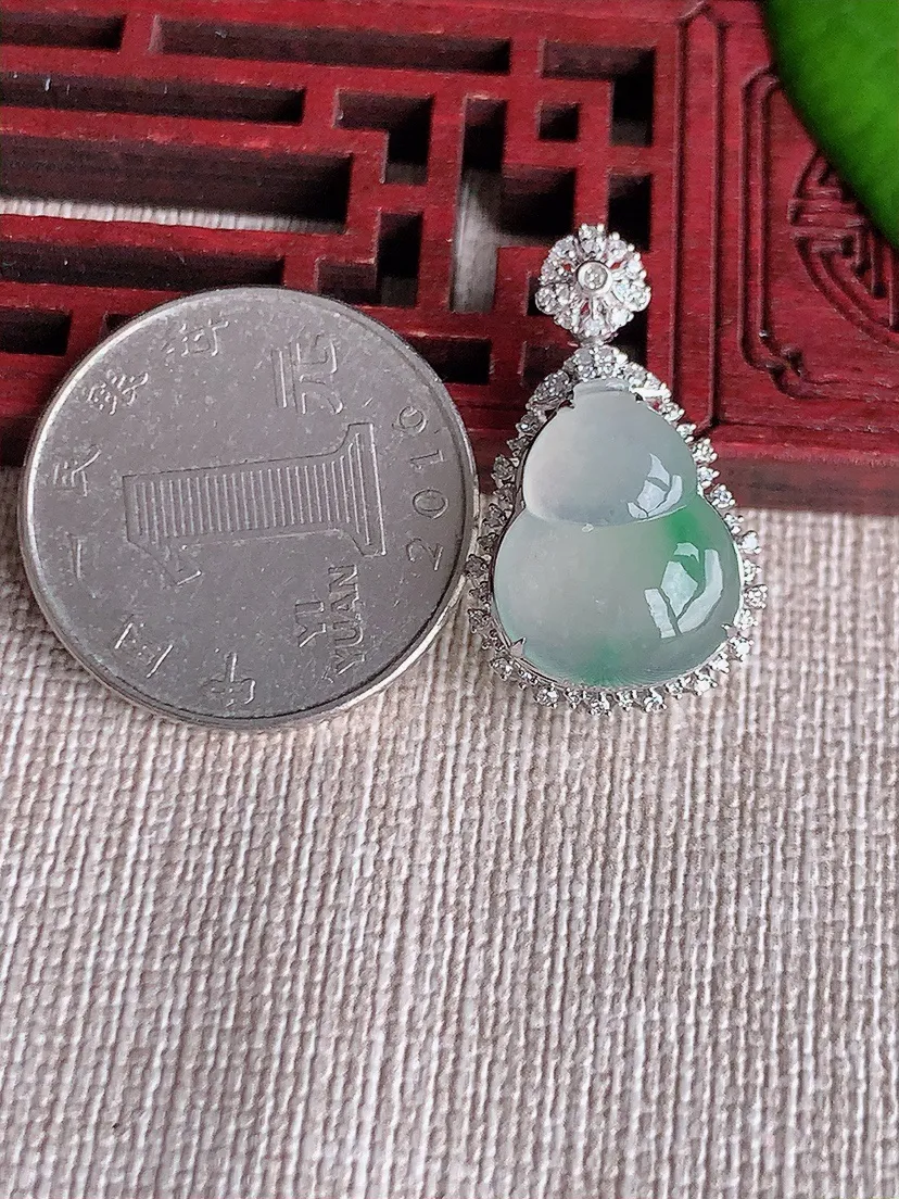 天然A货翡翠18K金伴飘绿葫芦吊坠尺寸26.2×15.5×10裸石15.7×12.3m量3.13g 0615