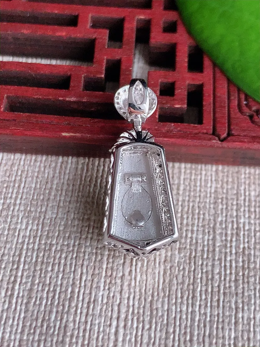 天然A货翡翠18K金伴阳绿无事牌吊坠尺寸26×10.5×7.5裸石13.4×6.8m量2.72g 0