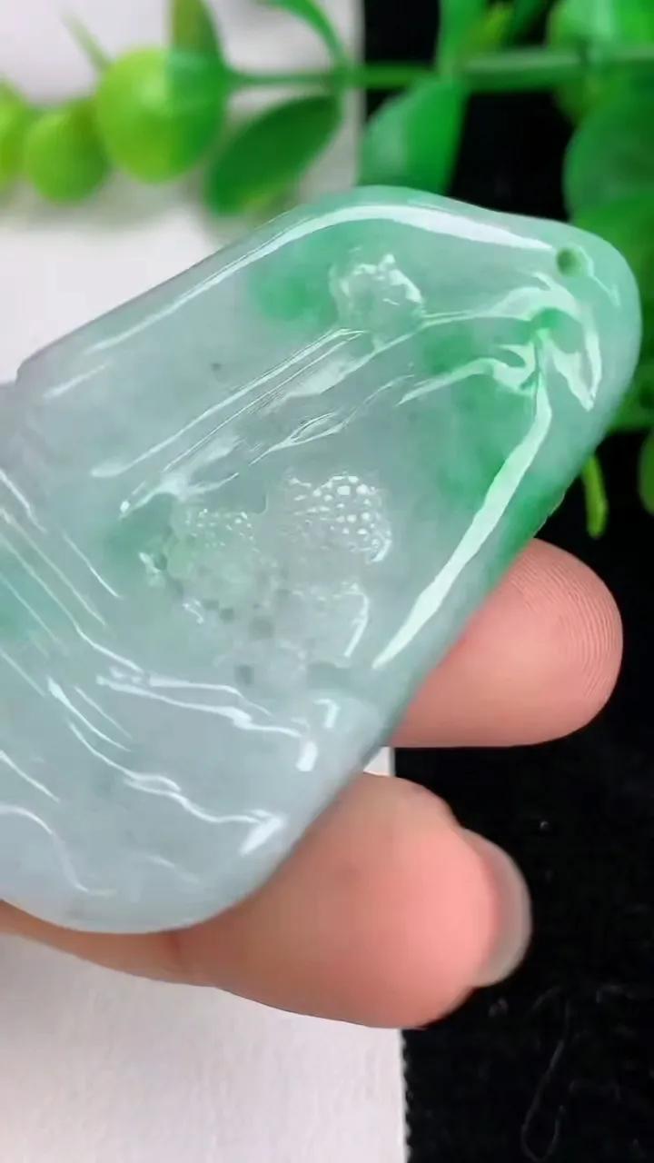 天然A货翡翠山水观音菩萨吊坠，尺寸51.7-31-10.4，重:27.24g
6月16日